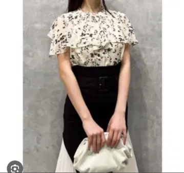 프릴이 달린 화이트 블랙 플라워 무늬 반팔 블라우스