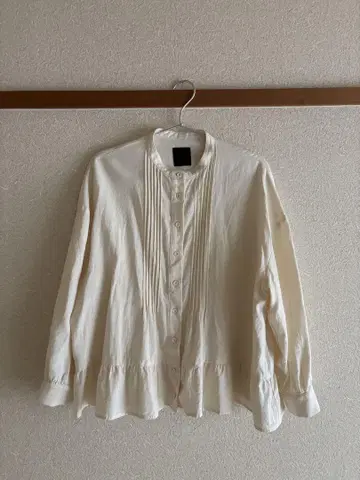 늑대와 올빼미 내추럴 컬러 핀턱 프릴 블라우스
