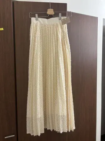 크림색 플리츠 스커트 롱 기장