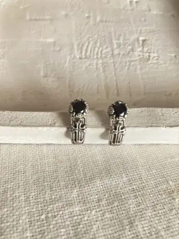 silver925 오닉스 크로스 귀걸이 실버
