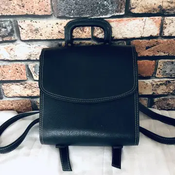 핸들 포함 블랙 백팩