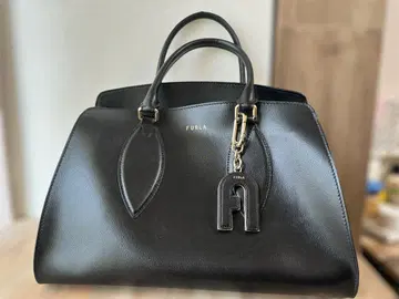 FURLA 블랙 핸드백 가죽 참 포함