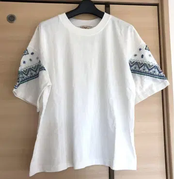 티티카카 반다나 슬리브 자수 티셔츠 화이트