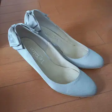 리본 포함 실버 펌프스 le talon 23cm