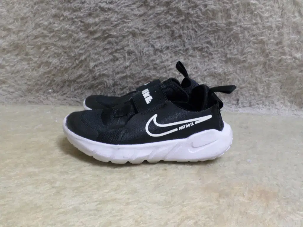 Hwiririk Relief 170 Nike Just Do It Kids Sneakers Used Shoes