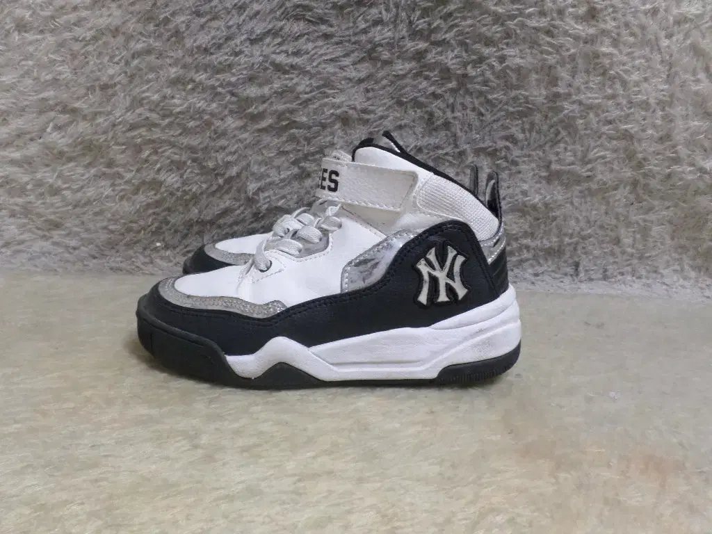 Whiririk Relief 180 Mlb Kids Sneakers Used Shoes