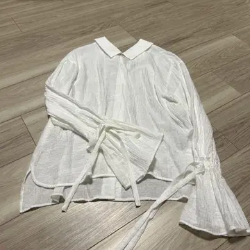 리본 포함 화이트 긴팔 셔츠