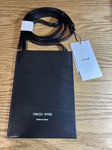 [새상품] HYKE 하이크 차콜리 가죽 사코슈 백