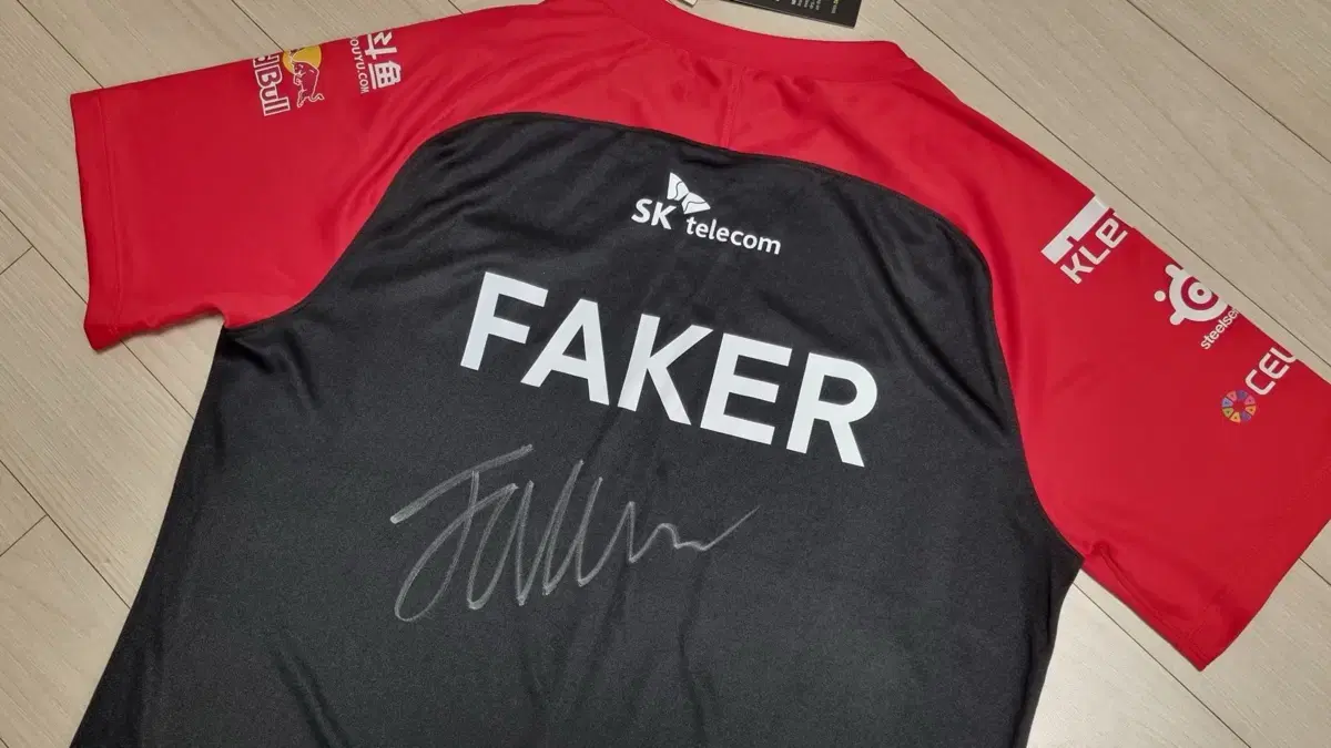 Faker Autographed T1 Uniform (L)