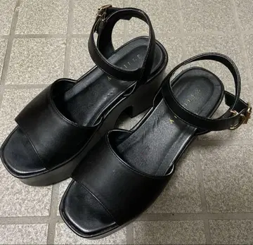 An MILLE 리본 모티브 통굽 샌들 안미르