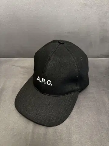 A.P.C. 블랙 야구 모자