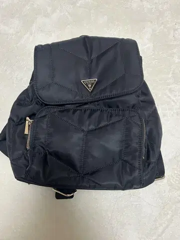 GUESS 블랙 퀼팅 백팩