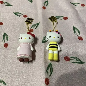 헬로키티 전 시크릿 마스코트 참 에이프런 & 벌 헬로키티