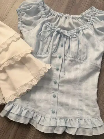 스카이블루 프릴 블라우스 반팔