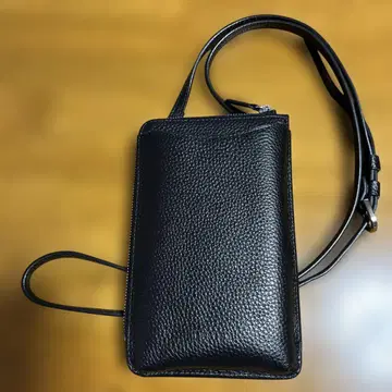 거의 새상품급입니다. 지갑 겸 스마트폰 숄더