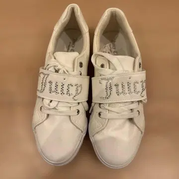 Juicy Couture 화이트 스니커즈
