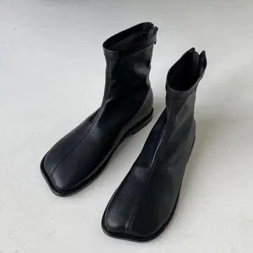 스퀘어토 플랫 가죽 숏부츠