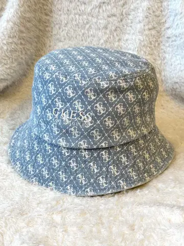 [GUESS] 모자 게스 워시블루 데님 모노그램 버킷햇