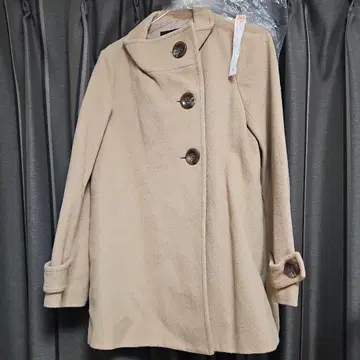 베이지 버튼이 달린 롱 코트