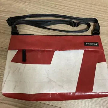 프라이탁 숄더백 빨흰 LOU