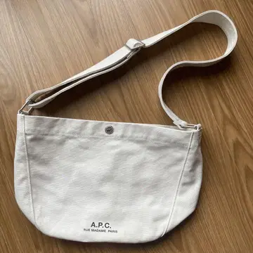아페쎄 apc 하프문 캔버스 숄더백