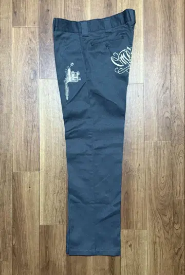 타투 기계 자수 다크 그레이 치노 팬츠