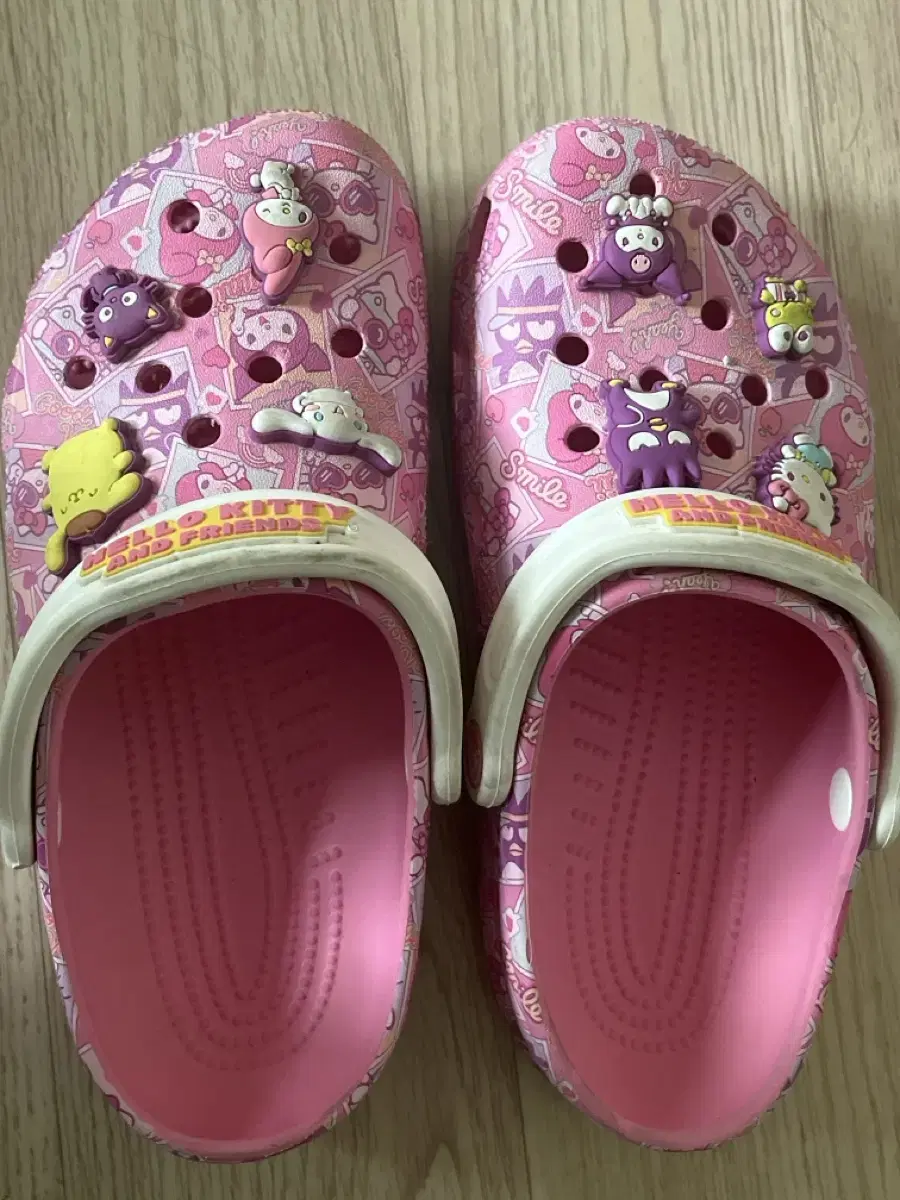 Crocs Hello Kitty Sanrio J5, fits sizes 235-240