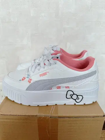 푸마 헬로키티 콜라보 스니커즈 25cm