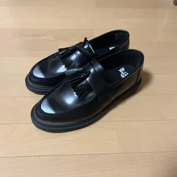Dr.Martens 태슬 로퍼