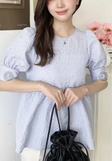 엠보싱 부푼 플라워 자카드 백 리본 퍼프 슬리브 페플럼 반팔 풀오버