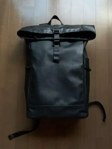 GASTON LUGA 블랙 가죽 롤탑 백팩