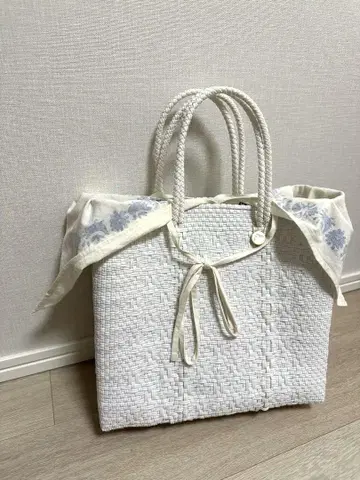 Letra 메르카도 백 화이트