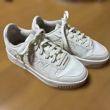 푸마 화이트 스니커즈 23cm