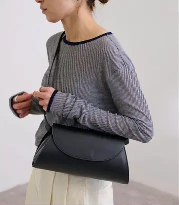 오렌티 스무스 가죽 숄더백 블랙