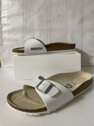 BIRKENSTOCK 화이트 슬라이드 샌들 37