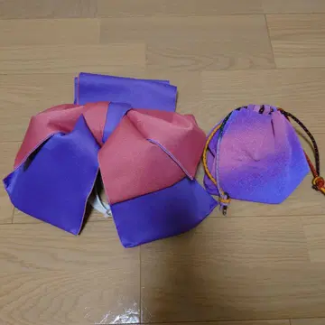 보라색과 핑크 리본 오비와 복조리