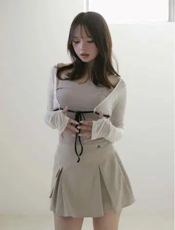안드메리 로나 리본 장식 화이트 상의