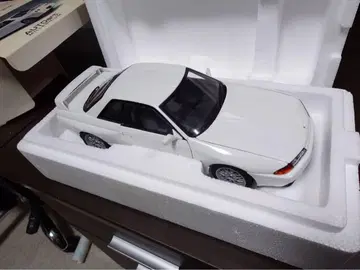 닛산 스카이라인 GT-R (R32) V-Spec II 1/18