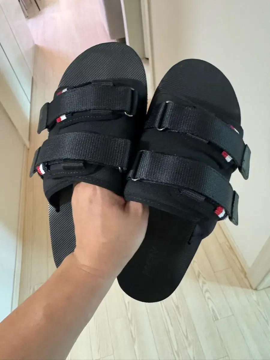 MONCLER | 몽클레어 Moncler LILO Slippers Black 280 (43) #슬리퍼,#몽클레어,#샌들 on  Bunjang Global Site.