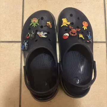 Crocs 네이비 샌들 포켓몬 핀즈 포함
