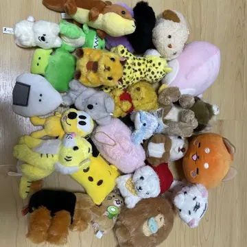다양한 캐릭터의 봉제 인형 세트