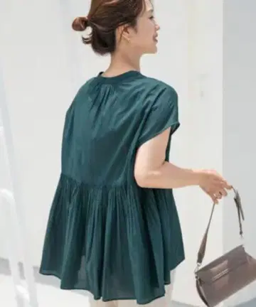 어반 리서치 도어스 코튼 보일 사이드 개더 블라우스