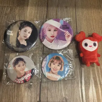 TWICE CHAE YOUNG 캔뱃지 4개 세트와 체브리 손가락 인형