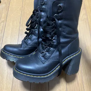 Dr.Martens 8홀 레이스업 부츠