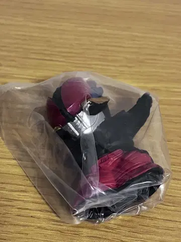 가면라이더 피규어 블랙과 빨간색