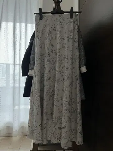 Mila Owen 미라 오웬 꽃무늬 스커트