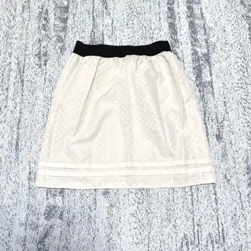 아이보리 도트 무늬 플리츠 스커트