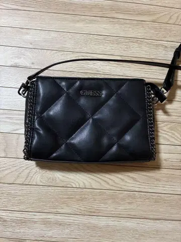 GUESS 블랙 숄더백