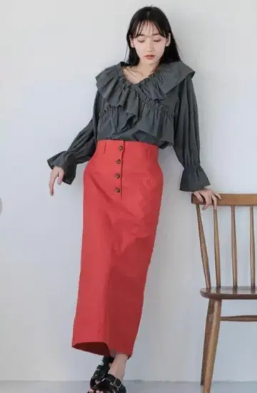 프릴이 달린 다크 그레이 긴팔 블라우스