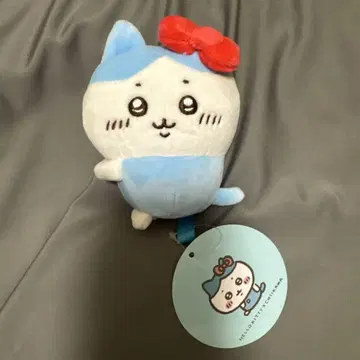 치이카와 산리오 캐릭터즈 들고 있는 마스코트 하치와레 헬로키티